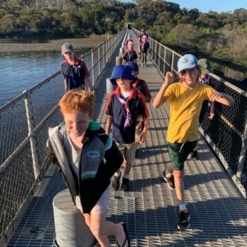 Joeys bushwalk around the dam